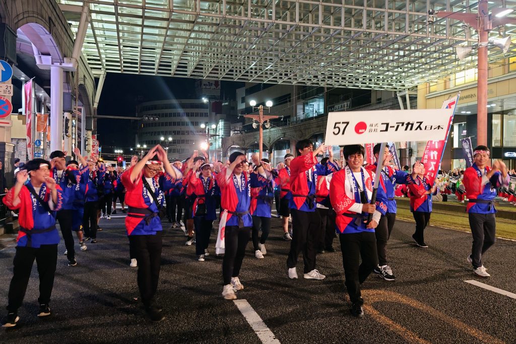 2025年11月2日「おはら祭・夜まつり」で楽しそうに踊る株式会社コーアガス日本の踊り連