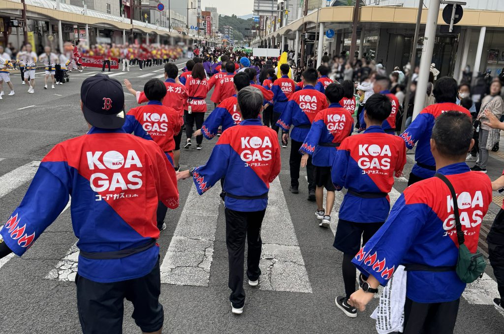 薩摩川内はんや祭りにて川内はんや節やせんだいよいとこを踊る、株式会社コーアガス日本と南日本ガス株式会社の社員たち。