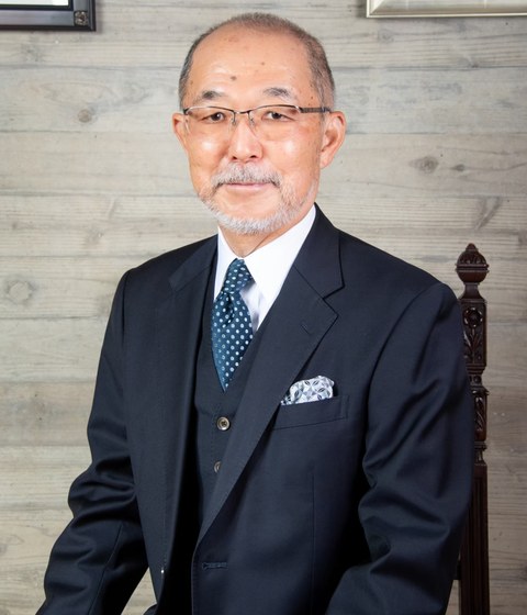 代表取締役<br />
最高経営責任者兼社長上薗 真歩